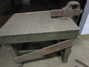 lot 50 image: Wooden Workbench & Vise
