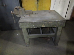 lot 75 image: Worktable & Vise