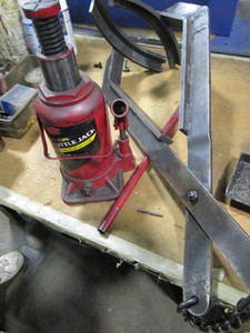 lot 133 image: Bottle Jack 20T, Tongs