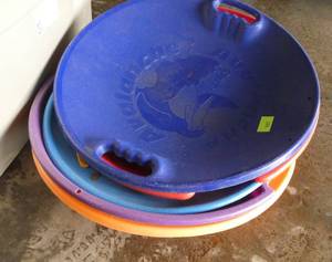 5 kids snow saucers
