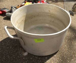 Big aluminum pot with rounded bottom