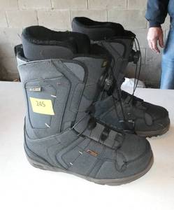 Mens size 10 snow boots