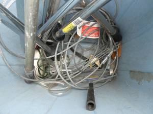 Tote with cable and 6 floor scrapers