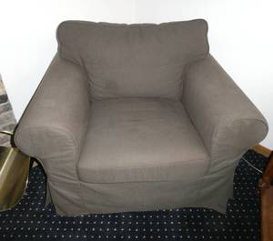 Very nice living room chair with side table and lamp