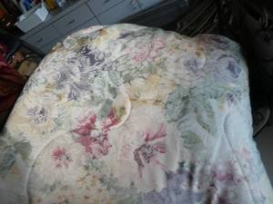 Floral comforter and pillow shams, and a set of placemats