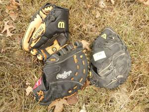 3 catchers gloves