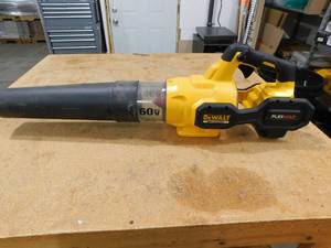 lot 7 image: DEWALT 125 MPH 600 CFM FLEXVOLT 60V MAX Lithium-Ion Cordless Axial Blower(Tool Only)