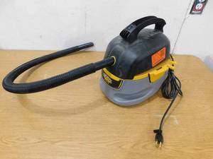 lot 43 image: Stinger 2.5 Gal. 1.75-Peak HP Compact WetDry Shop Vacuum with Filter Bag, Hose