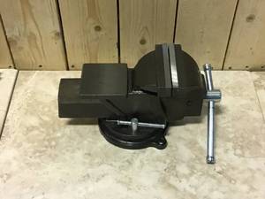 lot 13 image: 4 in. Heavy-Duty Bench Vise with Swivel Base by BESSEY Customer Returns See Pictures