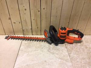 lot 72 image: BLACKDECKER 20 in. 3.8 Amp Corded Electric Hedge Trimmer Customer Returns See Pictures