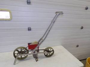 lot 8 image: Precision Garden Seeder