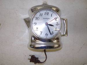 lot 43 image: Master Crafters Vintage Kitchen Clock