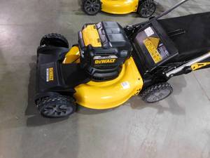 DEWALT 21.5 in. 20-Volt MAX Lithium-Ion Cordless Battery Walk Behind Self Propelled Mower