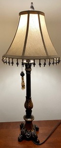 lot 7 image: Lovely Table Lamp