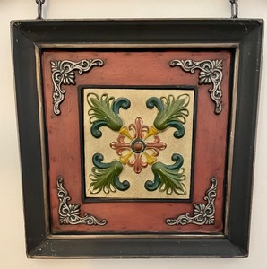 lot 22 image: Pretty Wall Decor