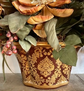 lot 33 image: Gorgeous Faux Floral Arrangement