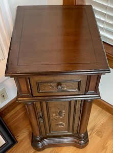 lot 81 image: Petite Accent Table