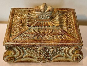 lot 75 image: Decorative Resin Box