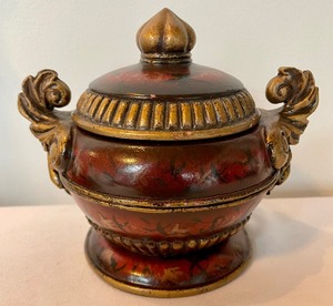 lot 77 image: Delightful Decor