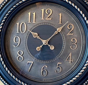 lot 93 image: Classy Battery Operated Clock