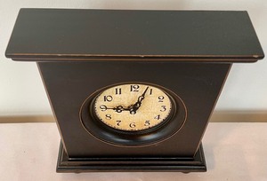 lot 87 image: Decorative Battery Operated Clock