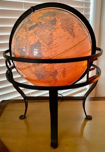 lot 142 image: Light Up Globe