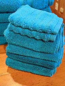 lot 175 image: Teal Blue Bathroom Towels and Rugs