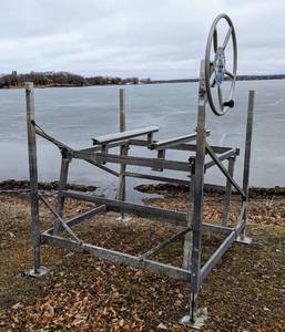 lot 181 image: Floe Wave Runner Lift