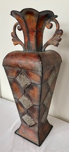 lot 112 image: Beautiful Decorative Vase