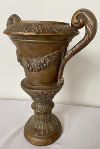lot 116 image: Gorgeous Resin Planter