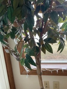 lot 115 image: Beautiful Faux Plant