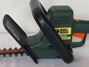 lot 205 image: Black and Decker 18 Electric Hedge Trimmer