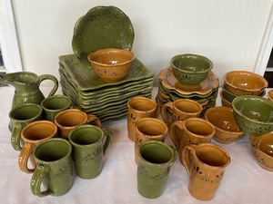 lot 199 image: Beautiful Dish Set by Roma Antica
