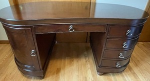 lot 208 image: Delightful Kidney Shaped Desk