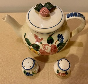 lot 218 image: Redwing Teapot with Salt & Pepper Shakers