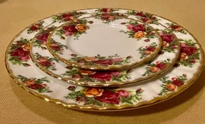 lot 217 image: Royal Albert Old Country Roses Plates