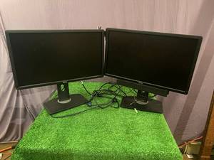 lot 4 image: Pair of Dell Flat Panel Monitors