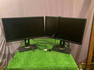 lot 6 image: Pair of Dell Flat Panel Monitors