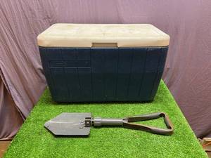 lot 52 image: Coleman Collapsible Shovel & Cooler