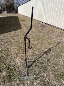 lot 76 image: Snowmobile Lift