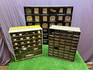 lot 80 image: Organizers & Contents
