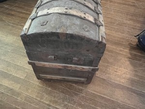 lot 196 image: Vintage Chest