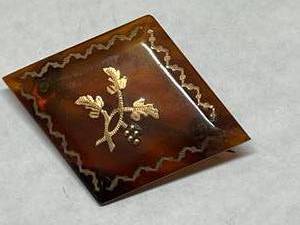 lot 212 image: 18K Gold Victorian Tortoise Shell Inlaid BroochPin