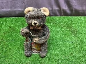 lot 215 image: Vintage Japanese Wind Up Litho Bear Toy