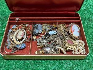 lot 221 image: Jewelry - Vintage & Modern