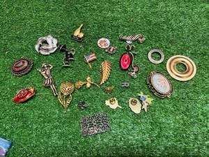 lot 223 image: Brooches & Pins