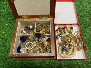 lot 226 image: Large Lot of Assorted Jewelry