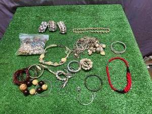 lot 232 image: Jewelry