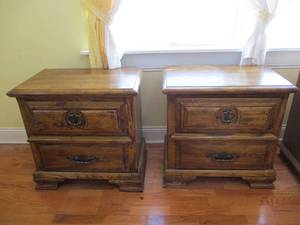 Lot of 2 matching night stands.