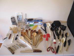Lot of miscellaneous Kitchen Utensils and Electric Knife